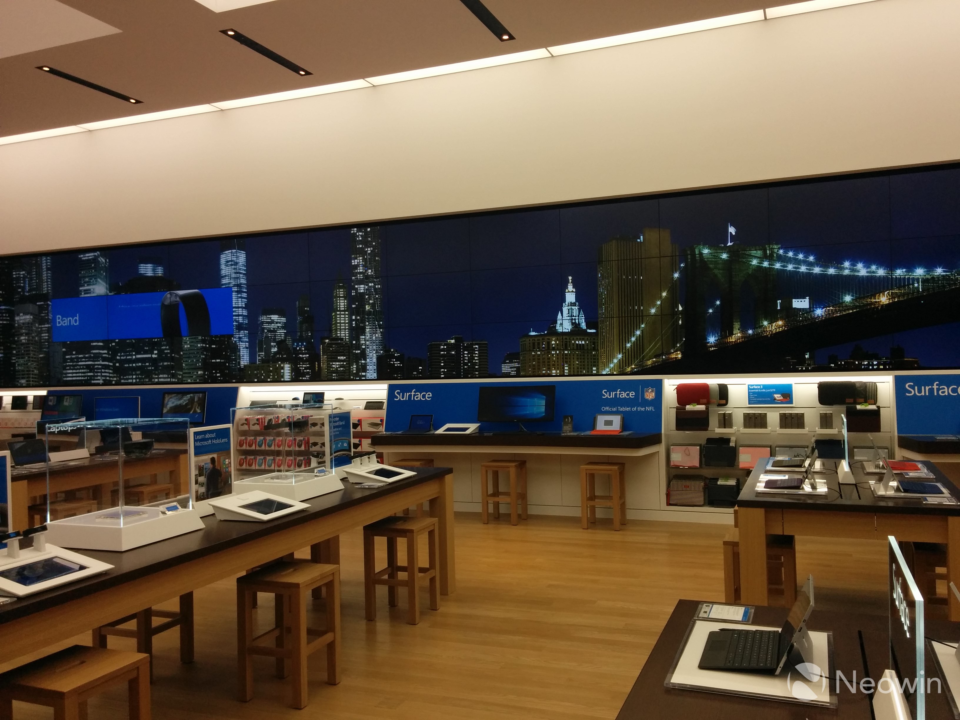 比苹果Apple Store更气派！全球最大微软旗舰店开业