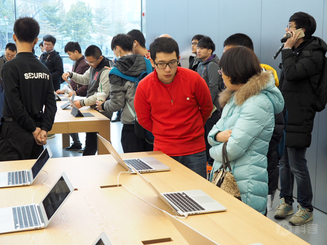 广州首家Apple Store正式开幕 暴雨也灭不了果粉的热情