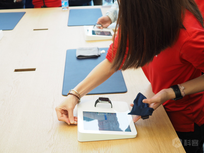 广州首家Apple Store正式开幕 暴雨也灭不了果粉的热情