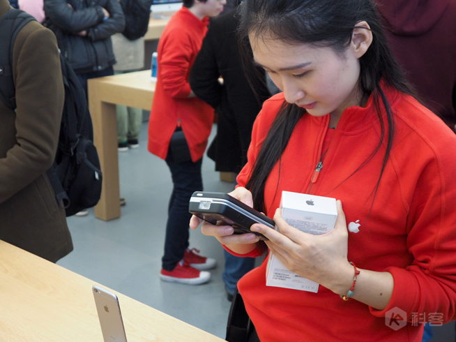 广州首家Apple Store正式开幕 暴雨也灭不了果粉的热情