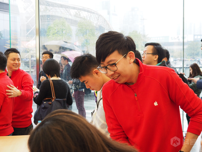 广州首家Apple Store正式开幕 暴雨也灭不了果粉的热情