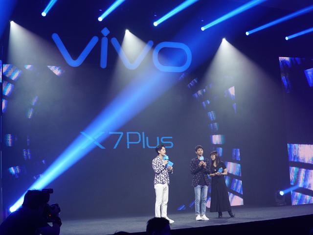 宋仲基终于现身 还带来了vivo X7 Plus的售价