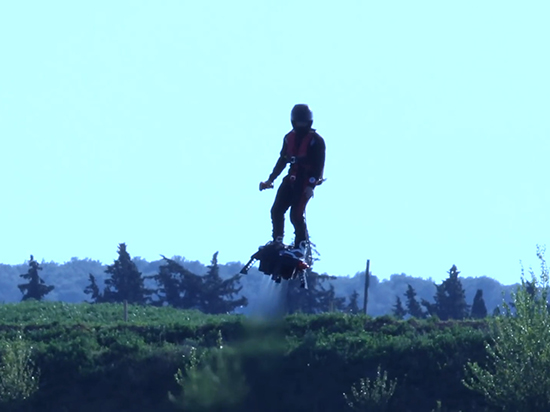 视频：感觉爽翻了！这块飞行滑板载人试飞成功了