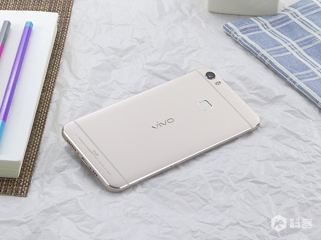 嗨科技：虽美但性能不足 双曲面屏vivo Xplay5视频评测 