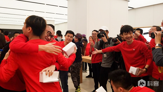 广州珠江新城Apple Store开业 数百位果粉排队