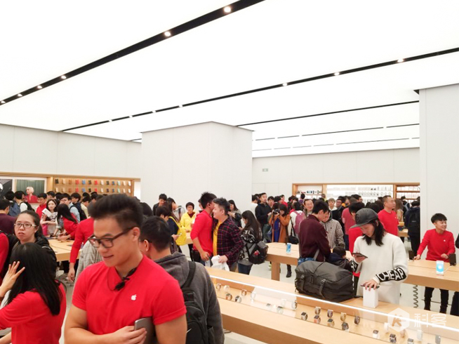 广州珠江新城Apple Store开业 数百位果粉排队