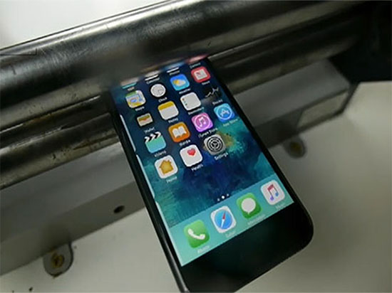 心肝疼！iPhone7被滚压机瞬间碾成渣