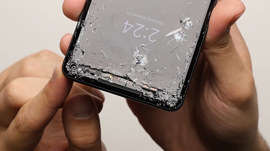 旗舰手机测试：iPhone 8 Plus不堪一击，但它却烂掉渣