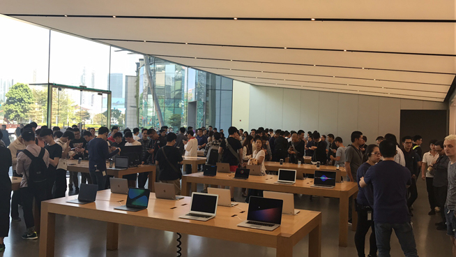 iPhone X上市现场：苹果店排长龙，果粉爱不释手