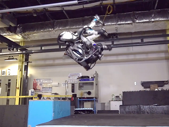 机器人Atlas能够原地360度后空翻! 动作完美, 连人类也难以完成