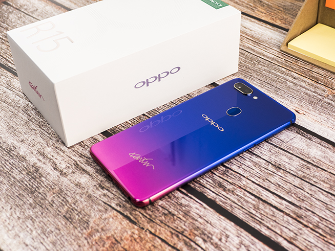 OPPO R15星云特别版图赏：红蓝渐变色 撞出新鲜感