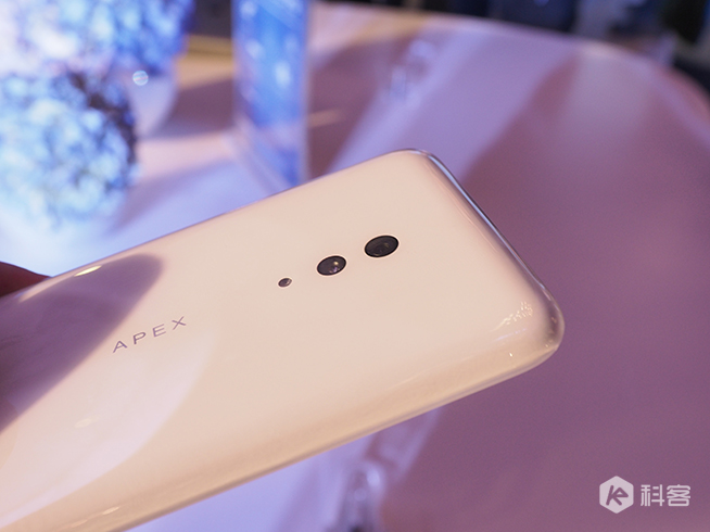 vivo APEX 2019上手图赏：一体化设计感极强 按键开孔通通消失