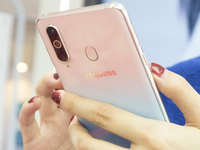 三星Galaxy A8s独角精灵版图赏：全新少女心渐变色 情人节专属礼物