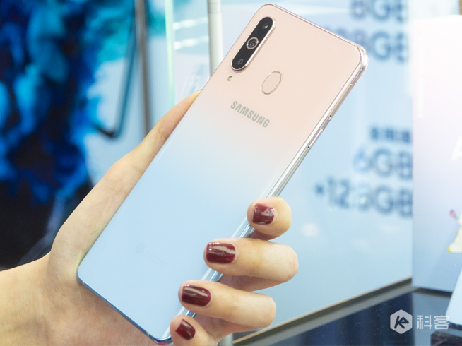 三星Galaxy A8s独角精灵版图赏：全新少女心渐变色 情人节专属礼物