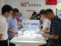 5G走进市民生活！联通营业厅同步首销国内首款5G双模手机