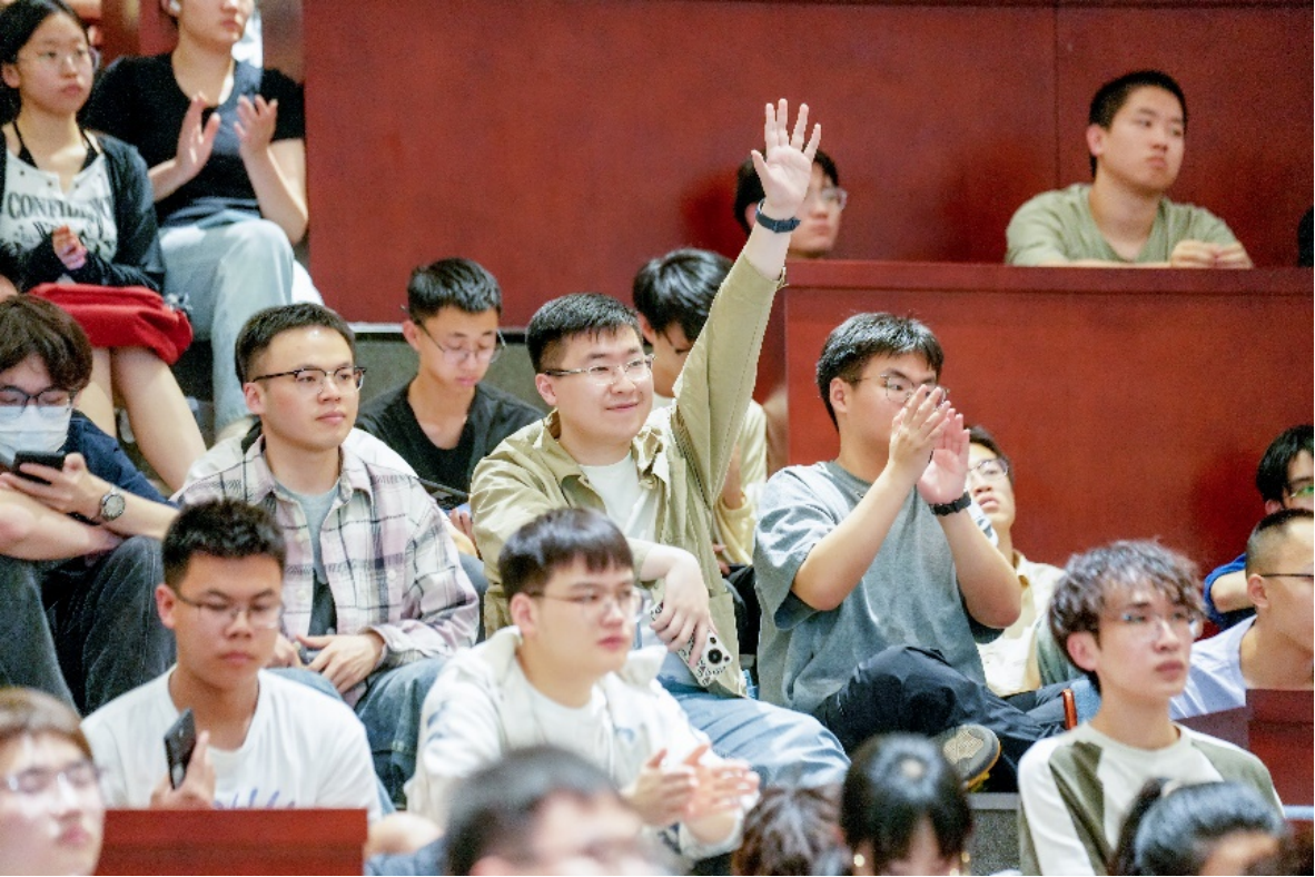 华为终端CEO何刚回母校西电 开讲鸿蒙校园公开课
