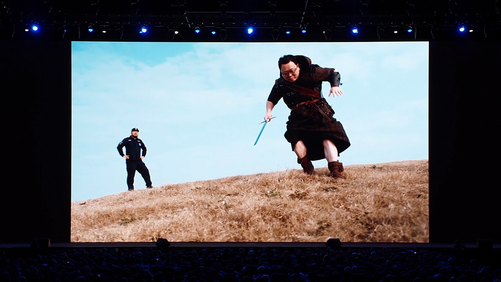 调侃遥遥领先吐槽游戏皮肤,罗永浩科技春晚变味了?网红老罗带货很拼