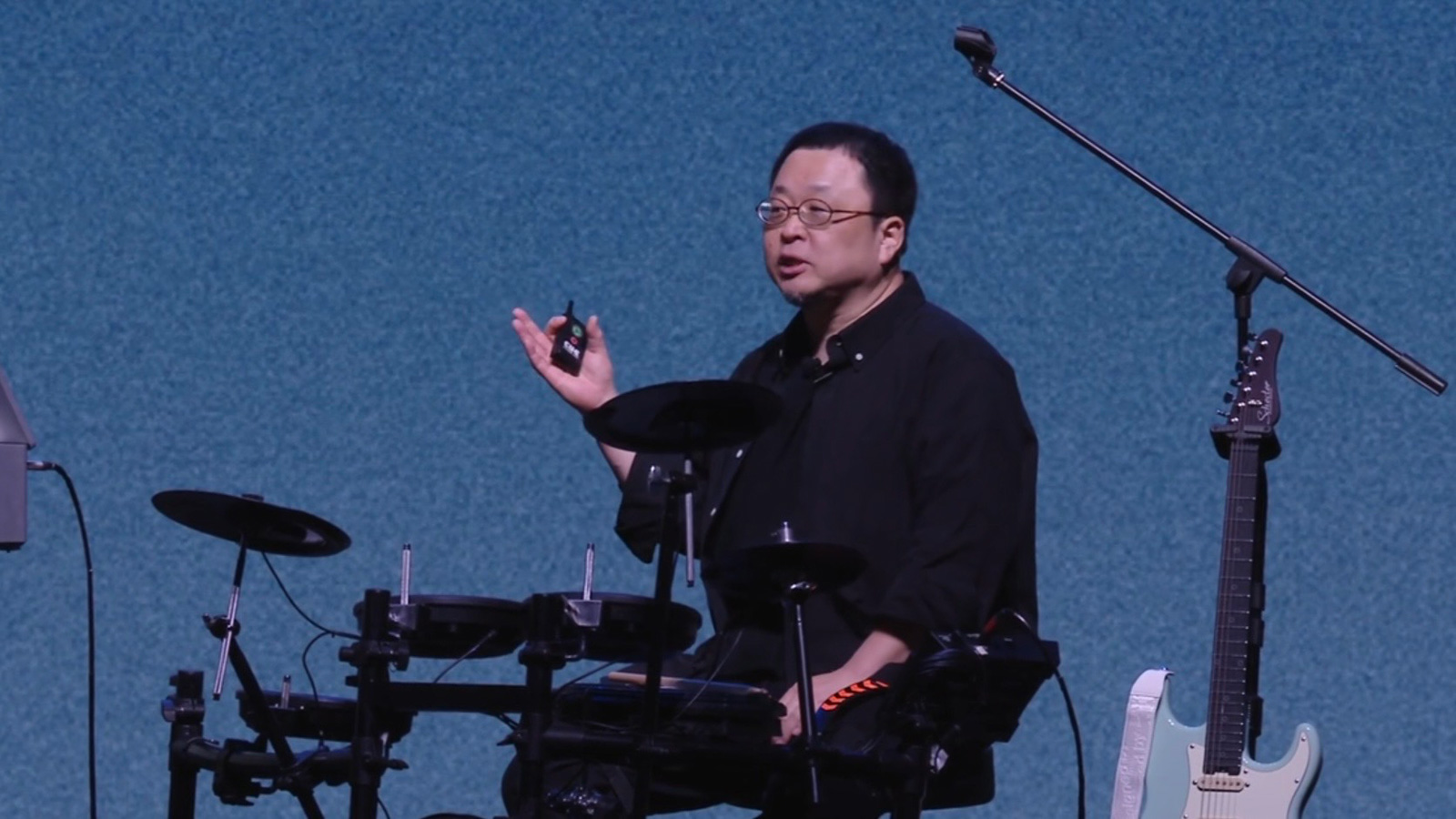 调侃遥遥领先吐槽游戏皮肤,罗永浩科技春晚变味了?网红老罗带货很拼