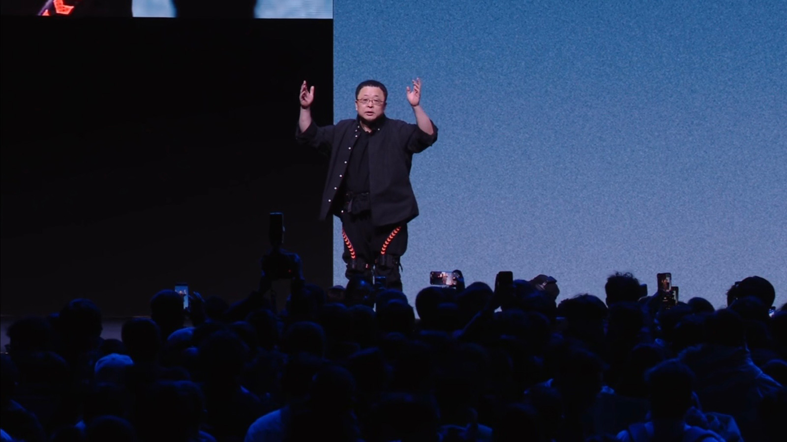 调侃遥遥领先吐槽游戏皮肤,罗永浩科技春晚变味了?网红老罗带货很拼