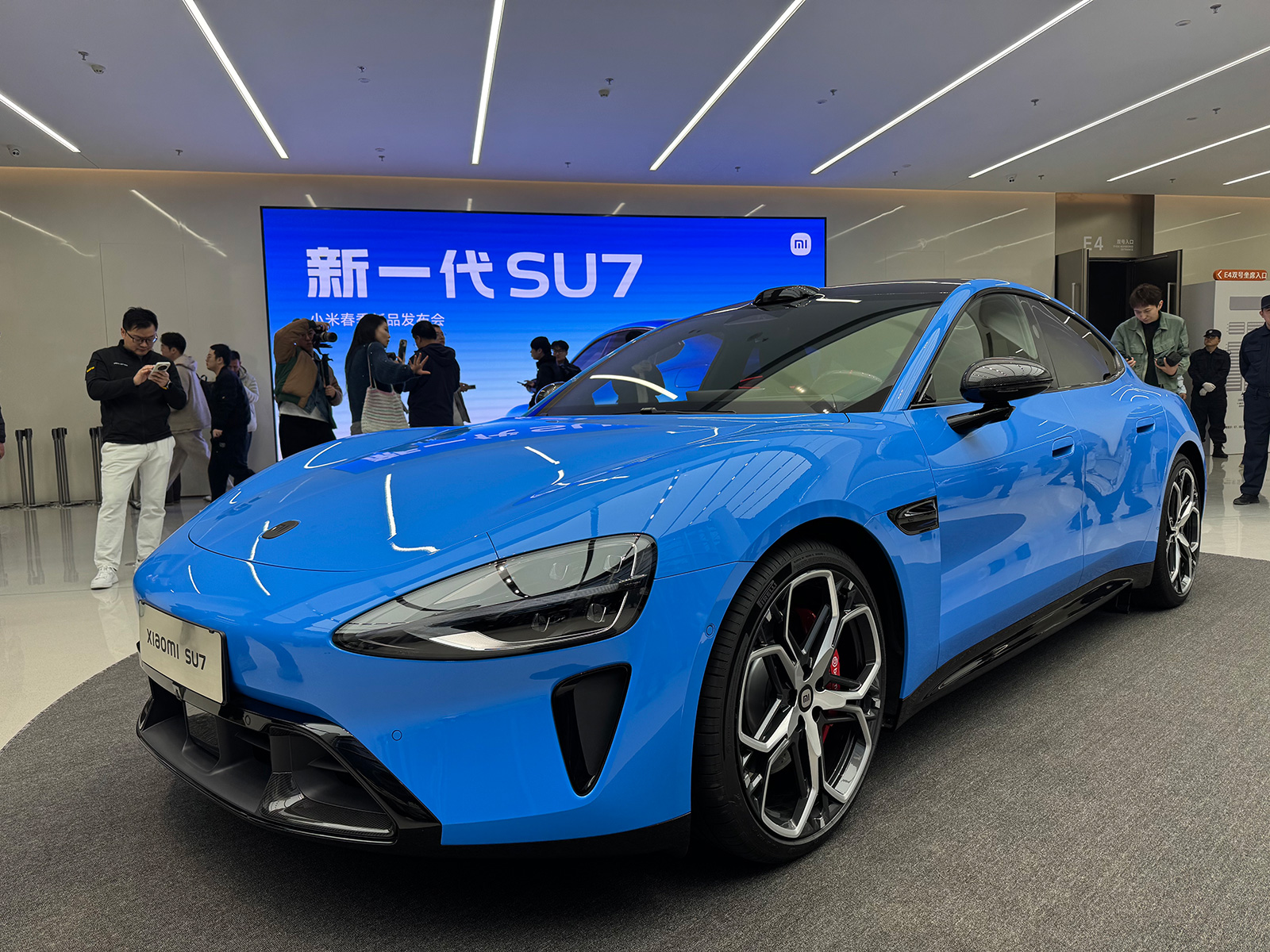 小米新一代SU7 34分钟锁单超1.5万台，雷军公布600亿投资计划